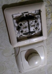 Прихожу домой у меня свет горит , пытаюсь выключит <span style='color:gray'>[мат]</span> токает и тоже у соседей сверху заливка полов !