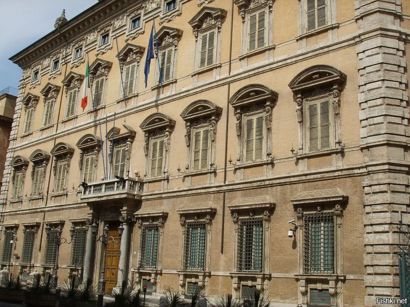 Тоже удивился.

Вот  здание Сената Италии (верхней палаты парламента) - Палаццо Мадама