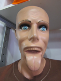 Это он губу раскотал