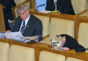 Утомленный непосильной работой депутат сражена сном.