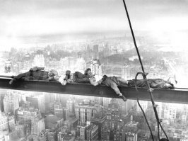 Это не монтаж, это реальная постановочная фотография сделанная на балке на а.х.е.р.и.т.е.л.ь.н.о.й высоте. В нулевых было проведено расследование и развенчан миф о ряженных циркачах или монтаже. Есть памятник по этой фотографии,только без последнего клепальщика (он с бутылкой ВИСКИ).