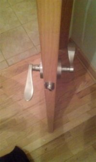 Причем тут архитекторы, когда просто какой то рукожоп ручку прикручивал