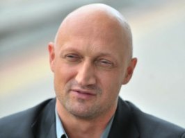 Когда-то в Одессе, работая на рынке "7км", когда не было торговли и было ооочень скучно, я тупо смотрел на проходящих людей. И вот в какой-то момент я увидел знакомое лысое лицо идущее в мою сторону. Мы встретились с ним глазами, а я всё никак не мог вспомнить откуда я знаю этого человека? И вдруг меня осенило - Гоша Куценко, вторая мысля - да нееее что он будет Здесь делать, да и рост какой то мелковатый. Но как только он мне улыбнулся я понял что не ошибся и открыл было рот  что бы вскрикнуть, но Гоша приложил палец к губам (типа тссс)и с улыбкой подмигнул. Поровнявшись со смой Куценко сказал тихо - "Не будем создавать ажиотаж". Позже я узнал что в Одессе проходят съёмки с участием Куценко. Довольно таки приятный чел.