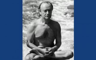10 часов в воде для иностранца это видимо предел возможностей. То ли дело наш человек...
Станислав Курилов. Океанолог. Жил в СССР в 60-70-х. Изучал йогу по самиздатским публикациям. Пытался добиться разрешения поехать в зарубежную командировку для участия в научной конференции, однако ему в этом упорно отказывали, по разным причинам. Не имея возможности попасть за рубеж Станислав Курилов запланировал убежать из СССР. Эта мысль зрела в нём долго, а нашла выход спонтанно, когда он увидел объявление о круизном туре на лайнере  Советский Союз , следовавшем из Владивостока до экватора и обратно без захода в порты в декабре 1974 года. Рассчитав по карте оптимальный маршрут, ночью 13 декабря 1974 года он прыгнул с кормы судна в воду. Без еды, питья и сна, в течение более чем двух суток Станислав проплыл до острова Сиаргао (Филиппины) около 100 км. Такой выносливости способствовали, со слов самого Курилова, его многолетние занятия йогой. В СССР был заочно приговорён к 10 годам лишения свободы. Жил и работал за границей. Погиб во время водолазных работ в 1998 году, в Израиле. По его воспоминаниям издана книга "Один в океане".