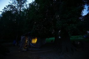 У них нет электричества, поэтому они читают при свечах.
А на фотках, что плять от святого духа приемник работает и свет горит. Да еще и удлинитель на стенке?!