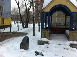 А вообще интересно. Плита стоит с 1994 г., детскую площадку построили в 2015 г. и ни у кого вопросов не возникало.
Первое фото до постройки детской площадки. Второе - после.
В местных пабликах писали, что эта беседка и плита были поставлена в память о 3 или 4х представителях преступного мира, которые одновременно погибли в том дворе от огня из автоматов.