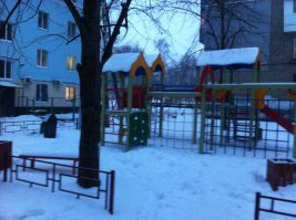 А вообще интересно. Плита стоит с 1994 г., детскую площадку построили в 2015 г. и ни у кого вопросов не возникало.
Первое фото до постройки детской площадки. Второе - после.
В местных пабликах писали, что эта беседка и плита были поставлена в память о 3 или 4х представителях преступного мира, которые одновременно погибли в том дворе от огня из автоматов.