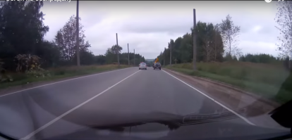 На этом скрине видно, что места бы хватило, чтобы опередить без пересечения сплошной, но ДПСы сами не опережали и ехали посередине, что, в принципе, не противоречит ПДД, конечно, но могли бы и подвинуться или проехать вперед. В таком случае опережающему можно было бы, максимум, вменить несоблюдение бокового интервала со смешным наказанием. Имхо, именно ДПСы выжидали и провоцировали водителя крузака на запрещенный обгон. У последнего нервы не выдержали. Имхо, если бы тракторист был в сговоре с ДПС, как некоторые утверждают ниже, то трактор ехал бы посередине полосы.