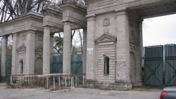 Республиканский стадион в Кишиневе. Когда то центральное спортивное сооружение Молдавии теперь разрушили и готовят территорию для посольства США.