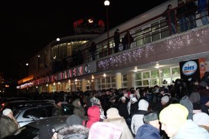 У нас в городе ДНС устраивало ночь скидок. Мол скидки до 70%. Открывались кажется в 8 вечера. Всё было примерно 1 в 1, только в магазин пускали небольшими группами, из-за чего толпа сломала дверь.

По факту рассказывали, что скидки 70% были на всякую дребедень типа салфеток для монитора. На что-то дорогое, типа ноутбука или фотоаппарата скидка была 5, редко 10 процентов. Хотя скидки были честные, т.е. никто не повышал предварительно цену, чтобы потом дать скидку.