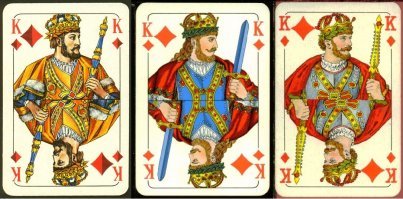 Их сложно перепутать. Для неспециалиста колоду Franzoesisches bild проще всего опознать по бубновому королю (он как раз на фото). В этой колоде он всегда в кирасе и в венке поверх короны.