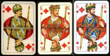 Их сложно перепутать. Для неспециалиста колоду Franzoesisches bild проще всего опознать по бубновому королю (он как раз на фото). В этой колоде он всегда в кирасе и в венке поверх короны.