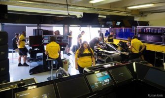 Эта фотка вогнала меня в когнитивный диссонанс. Мысль первая - опять сиськи замазали. Мысль вторая - почему сиськи жёлтые? Мысль третья - что вообще с этой тёткой?