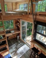 ка к тут сексом на кровати заниматься, если потолок в полуметре над кроватью! Нафиг от туда сбежал бы.