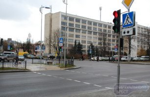 Вот, регулируемый пешеходный переход, а тот, что на видео - не регулируемый.