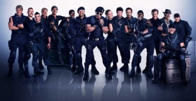 Вся голливудская братия из боевиков прекрасно общается между собой.

Подшучивает друг над другом , вместе снимаются и тд.
Только Сигалу они не рады и не общаются. 
видать он очень "хороший" человек