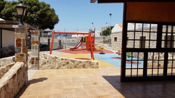 Вот так выгладят детские площадки в стране где налоги ,собранные с народа идут на оплату РАБОТАЮЩЕЙ правоохранительной системы.
В Омской ситуации и налоги заплатили и за свой счёт вопрос безопасности решили. Ай да молодцы.