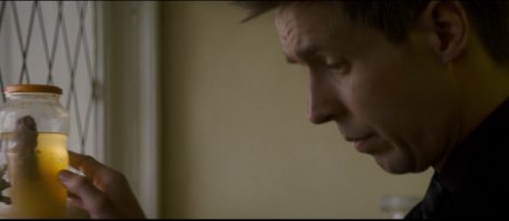 Бывает и покруче форма дебилизма-фанатизма. Например, эпизод из фильма "Без компромиссов" со Стетхемом:
- Знаете, что это? Какашки Майкла Джексона! Реликвия. Купил онлайн...