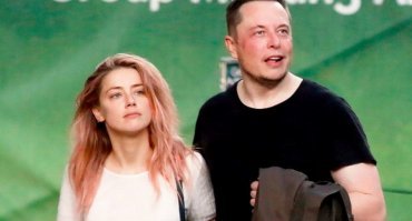 Илон Макс... зиц председатель Фунт. Человек собиравшийся свести счеты с жизнью когда его уволили с поста директора в его же компании, доходы летят в ноль, акции падают, по его признанию это конец ...и вдруг!? Он создает аэрокосмическую компанию и NASA заключает с ним многомиллиардный контракт, DARPA, на авиабазе Вандерберг он становится своим человеком!???

После этого нам втирают дичь про "частное лицо".  Можете представить "частное лицо", что бесконтрольно шаро@бится по цехам где собирают "Арматы" или "СУ-57"? Вот и я не могу.

Наиболее вероятная тема, что NASA был нужен управляющий, на экспериментальное производство, которое из за рисков провала нельзя было даже связывать с официальными лицами и госбюджетом, так и возник МАСК -человек , которому уже нечего было терять и оставалось головой вниз с небоскреба -дали второй шанс.

 Именно поэтому он так и живет -изображает "железного человека", меняет дам как перчатки, ночует в цеху возле полуразобранного конвейера, чудит не по детски - наслаждается жизнью. Терять ему нечего.Из за отсроченной смерти -жизнь играет красками и каждый вдох как первый раз.
