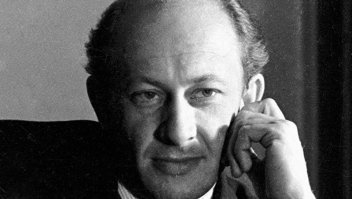 ...Вячеслав Тихонов в возрасте 13 лет (1941 год) пошёл в ремесленное училище, где учился на токаря. После этого поступил на военный завод, где работал по полученной специальности...
...Евгений Леонов в 1941-м устроился учеником токаря на авиазавод, на котором работал его отец. Во время войны там работала вся семья Леоновых...
...Евгений Евстигнеев до войны успел окончить семилетку и в 1941 году пошёл работать электромонтёром. Потом год проучился в дизелестроительном техникуме, после смерти отчима четыре года работал слесарем на заводе "Красная Этна"...