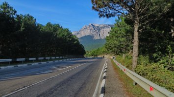 Крымская дорога с видом на Ай Петри...