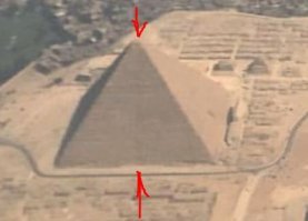 Твоя же фото. Из самолёта. Только это не грань. Это косяк строителей. И только на пирамиде Хеопса.