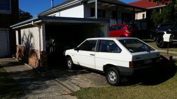 нива -нормальная машинка, недавно видел восьмерку и ниву в Австралии, вот фотка (нива в гараже, её видно плохо) восьмерка точно праворульная , похоже и нива тоже.