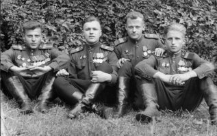 вот супергерои!!!! а то что намалёвано на этих фото это ВЫДУМАННЫЕ американцами персонажи...