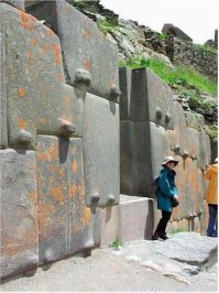 люди играючи складывали сооружения из мегалитов в нужную им геометрию тысячи лет назад, когда гораздо проще строить из маленьких одинаковых кирпичей! Вот что надо исследовать а не П.и.3деть с дивана про то как безграмотные африканцы с помощью долота и круглого камня двигали горы!