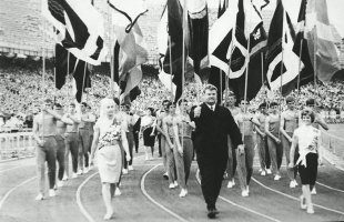 "...никкому это не удалось..." 
Леонид Жаботинский, Александр Карелин, например.