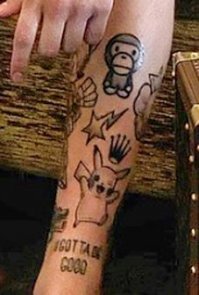 24-летний певец Егор Крид похвастался сланцами от Louis Vuitton за 36 000 рублей