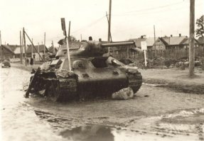 Это был Т-34
Версия Малько про Т-28 не находит подтверждения.