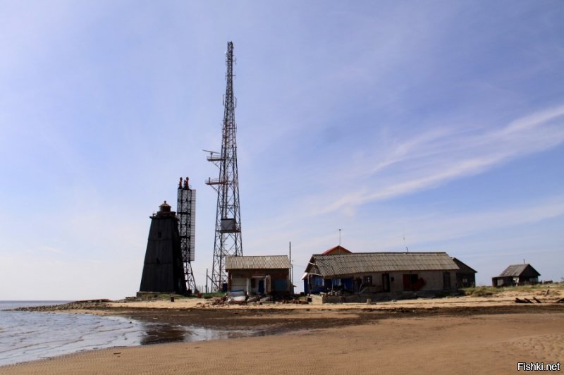 Я постоянно к этому острову хожу на рыбалку Сухое море . На самом острове гулял ,видел остатки лагеря .Не знаю откуда но огромное количество консервных банок тех времен .(говорят заключенных кормили ) Все давно уже похоронила земля  и лес. Если не знать что и где смотреть можно вообще подумать что обычный лес . На самом острове  есть музей  еще есть метео станция и пост пограничников у "Черной башни"Раньше когда не было нормального катера и попадали в шторм  приходилось ночевать на острове.Занятие долекооооооо не из приятных собака всегда ведет себя нервно и скулит сам чувствуешь какой то страх  и  иногда даже плевав на волны перебирались на другой берег.