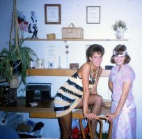 А вот эта фотка, явно, выбивается из общего порядка, тем что это не мода 80-х, а какие-то наряды для костюмированной вечеринки в стиле 30-х...