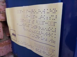 Кузбасс, пгт Грамотеино, на входе у почты висит знак для слепых напечатанный на принтере.
