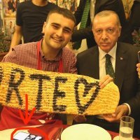 Вопрос, если этот повар (он крут, явно) так популярен у "Султана", то почему он не спалил нахрен свой Iphone X в печи? Не кашерненько как то, не по Эрдогановски.