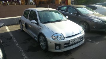 Как-то мне повстречался такой Clio. Сначала подумал, что какой-то адский тюнинг. А оказалось, что это вполне себе заводское исполнение, с V6 от Мегана.