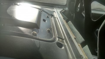 Как-то мне повстречался такой Clio. Сначала подумал, что какой-то адский тюнинг. А оказалось, что это вполне себе заводское исполнение, с V6 от Мегана.