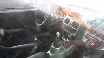 Как-то мне повстречался такой Clio. Сначала подумал, что какой-то адский тюнинг. А оказалось, что это вполне себе заводское исполнение, с V6 от Мегана.