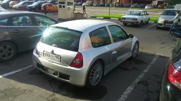 Как-то мне повстречался такой Clio. Сначала подумал, что какой-то адский тюнинг. А оказалось, что это вполне себе заводское исполнение, с V6 от Мегана.