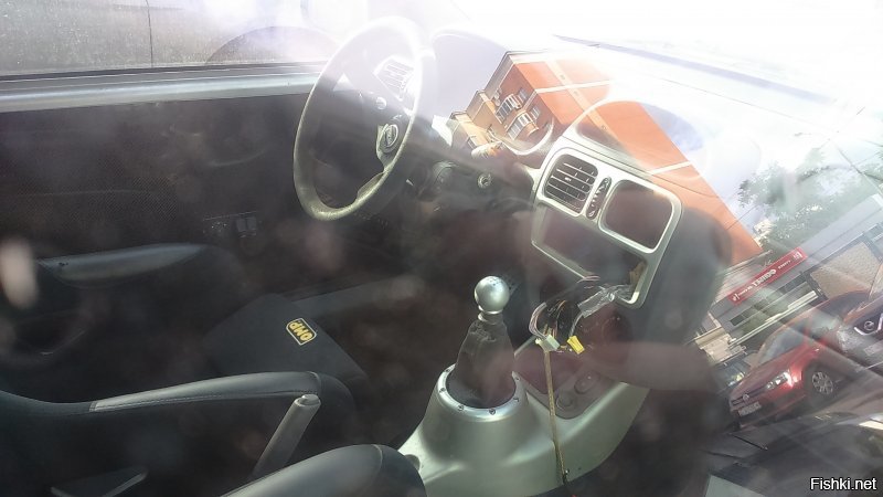 Как-то мне повстречался такой Clio. Сначала подумал, что какой-то адский тюнинг. А оказалось, что это вполне себе заводское исполнение, с V6 от Мегана.