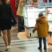 А что тут такого? Лучше уж пристегнуть ребенка к себе, чем гоняться за ним по магазину полчаса... Есть такие дети, от природы тупые и не слушаются родителей...