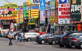 если внимательно присмотреться к первой фотографии, то можно вспомнить Москву при Лужкове....один в один...чайнотаун.