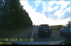 Видео посмотрите еще раз прежде, чем голословно утверждать то, чего нет. Вот скрин, на котором 99 всеми 4мя колесами едет по встречке, полоса прямого направления свободна, ДПСы двигаются по полосе, близко к обочине, но не по ней.