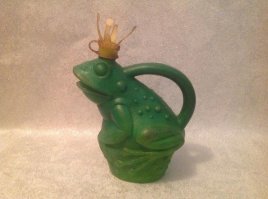 А у меня в детстве в качестве копилки была пластмассовая садовая лейка в виде царевны-лягушки.
Охренеть, лет 40 ее не видел, а набрал в поиске - и вот она: