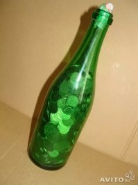 Из всех копилок в Союзе, чаще всего встречал "Советское шампанское". Дыра ровно под гривенник. Дёшево, надёжно и практично.