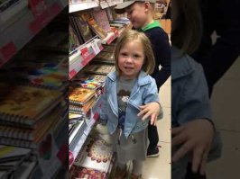 Агата выбирает тетради