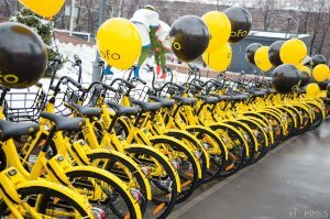 В Алматы запускали проект OFO. Весь город был в желтых велосипедах.80 тенге (примерно 15 рублей) за 30 мин поездки. Стартовали 17 марта 2018, уже более месяца не встречал ни одного по городу. Причина?
"У китайского велошеринга Ofo всё чаще возникать проблемы с кражей велосипедов. Наши несознательные граждане умудряются взламывать замки и извлекать датчики GPS, благодаря которым система может обнаружить местоположение велосипеда.

Нам в редакцию часто звонят алматинцы и пытаются объяснить, что они нашли велосипед и узнают, как его и куда вернуть. Но в процессе разговора и в постановках вопросов слышится, что человек пытается выяснить, чем ему грозит такой невозврат велосипеда.

Почему-то уровень ответственности и сознательности граждан на столь низком уровне, что всё бесплатное они воспринимают, как данность. Если нет никаких штрафов, значит можно воровать, небрежно обращаться.

Казалось бы, берите и пользуйтесь сервисом аккуратно, честно. Но почему-то горожане не могут после пользования поставить велосипед у дороги, так, чтобы следующий пользователь мог найти его и воспользоваться. Наши граждане умудряются заносить велосипеды в подвалы, в подъезды и на балконы. Система же выдаёт местоположение, но велосипед обнаружить в данном случае невозможно. Пользователи решают, что это сбои в приложении и недоработки. Часто велосипеды просто валяются в речках, арыках, а не на месте, где бы им мог воспользоваться другой пользователь.

Но дошло до того, что желтенькие велосипеды стали продавать на базарах за 23 000 тенге.  И самое удивительное, что не все горожане ещё знают об этом велошеринге, а цена кажется не столь высокой, потому и покупают."
