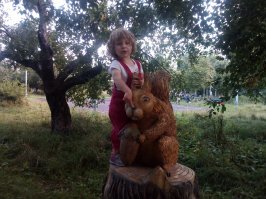 Пока Алиса лишь многие слова начала почти полностью говорить, болтовни в виде словосочетаний хотя бы пока нет. Да я особо не волновалась. Я сама заговорила предложениями в первый день, как пошла в сад. Мать вечером приходит меня забирать и сообщает воспитательнице: она у нас не говорит. А та ей: да с чего вы взяли? Нормально она говорит.
Правда, мне тогда было 1.9 г.
Воспиталка будет хорошая, мне заранее эт соседки сказали, плюс она мне вчера звонила. Не русская.
Да кто смеяться будет? Там будут такие же по 2.5 года. Я мало вижу, чтобы в алисином возрасте хорошо болтали. На площадках же она играет с детьми, никто и не думает над ней смеяться. Да и как не отдавать? Тогда заново в очередь на сад вставать.
Нет уж, она у меня идет 3 сентября на 2 часа. Доделываю оформление. 
Конкретно на этот смарт в одном месте была скидка, а так вообще распродаж нет. У нас просто пока старые цены, которые поднимутся с ростом курса и повышением НДС. А тут еще воспиталка сказала, что сообщения будет рассылать в Whatsup, так что мне смарт даже для сада нужен был. А то у меня ноут мессенджеры не тянет. Смарт не совсем буржуйский. Российская марка, которую как всегда делают в Китае. Пока всем довольна. Покажу одну фотку, и Алиску на ней заодно. 
Больше мне набирать нечего, я и так при обвале рубля в 2014 чего только можно набрала.