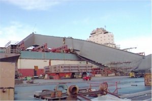 а вот, один из самых больших кранов, в Оденсе, Дания!
Ураганом завалило...
под ним контейнеровоз для Маерска, тоже не маленький... ))